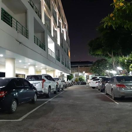 Central Place Hotel Rayong Esterno foto