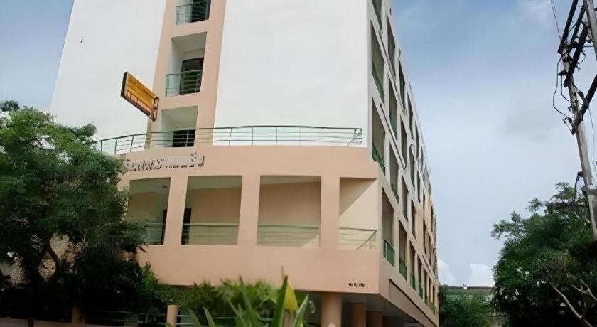Central Place Hotel Rayong Esterno foto