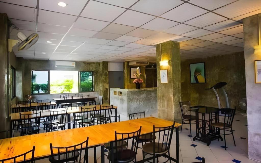 Central Place Hotel Rayong Esterno foto